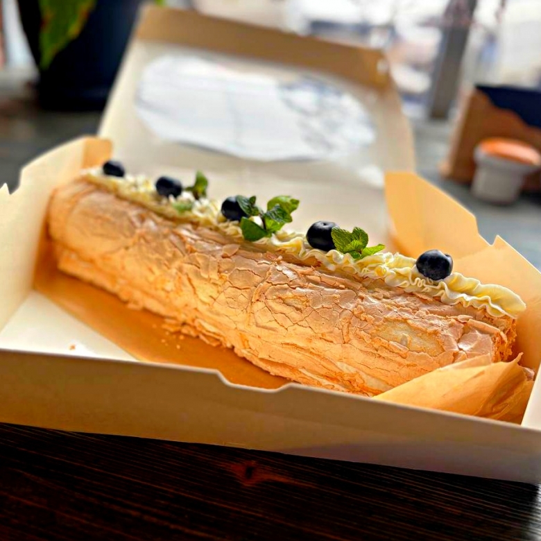 Меренговый рулет целый