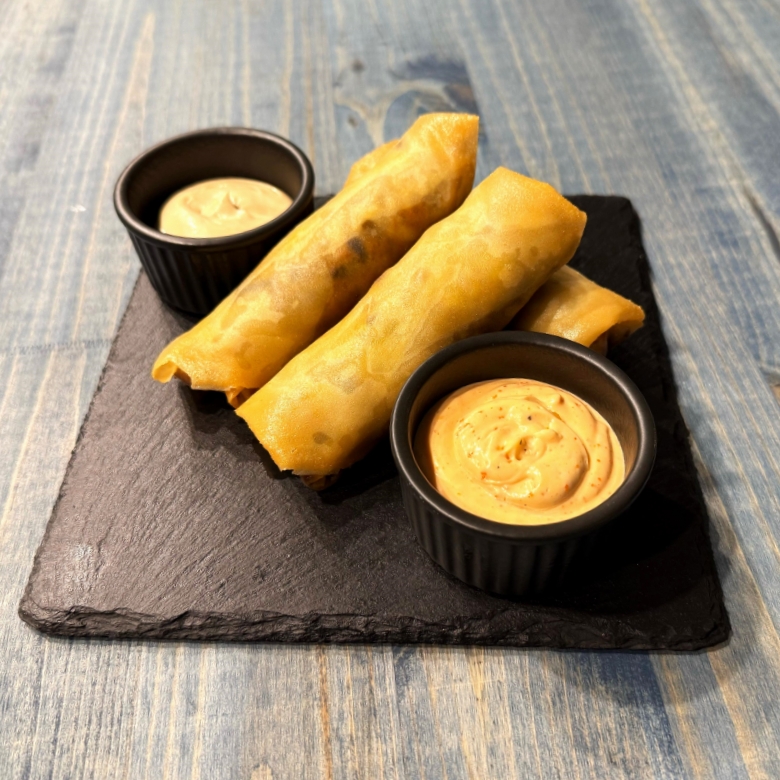 Жареный спринг ролл с курицей и грибами